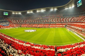 国际足联世界杯2026-电竞绿茵双线震荡，Faker新规引热议，皇马争议漩涡中